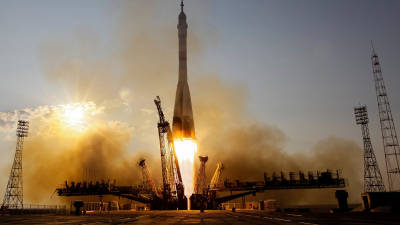 Nave espacial russa com três tripulantes chegou à plataforma espacia