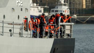 Navio com 64 pessoas preso no mar e sem autorização para desembarcar
