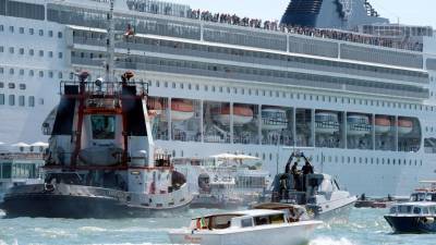 Navio de cruzeiro perde controlo e causa pânico em Veneza