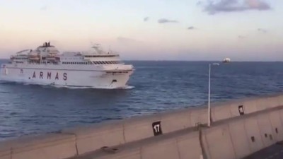 Navio embate no cais de Las Palmas
