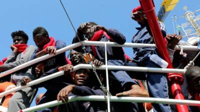 Navio italiano terá violado lei internacional ao devolver imigrantes à Líbia