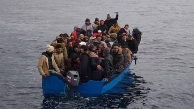 Navio mercante resgata cerca de 100 pessoas no Mediterrâneo