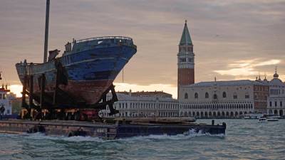 Navio que naufragou com centenas de migrantes exposto na Bienal de Veneza