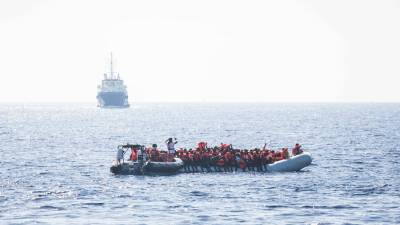 Navios italiano e espanhol retomam resgate humanitário no Mediterrâneo Central