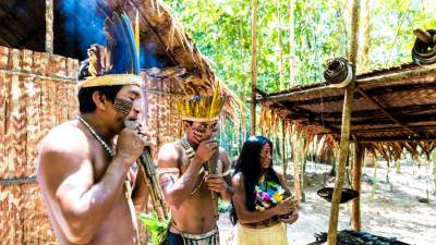 Índios venezuelanos sobrevivem em más condições na fronteira do Brasil