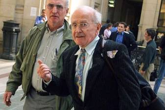 Negacionista do holocausto Robert Faurisson morreu no domingo aos 89 anos