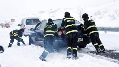 Neve gera caos nas estradas espanholas e obriga autoridades a improvisar abrigos