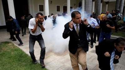 Nicolás Maduro condena ataque ao parlamento e ordena investigação
