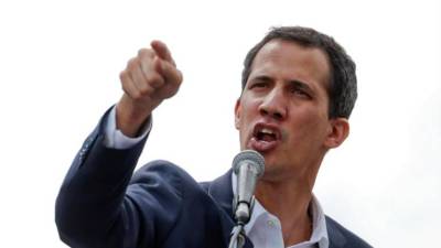Nicolás Maduro e Juan Guaidó enviaram mensagens aos militares