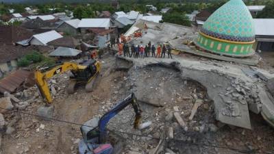 Número de mortos do sismo na ilha indonésia de Lombok aumenta para 387