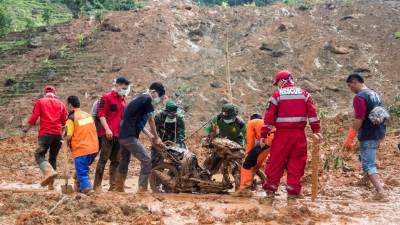 Número de mortos em deslizamento de terra na Indonésia sobe para 31