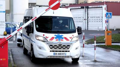 Números de hospitalizações e mortes por Covid-19 em França continuam a descer