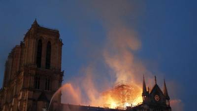 Notre-Dame: A catedral iniciada no século XII, acrescentada e alterada ao longo dos séculos