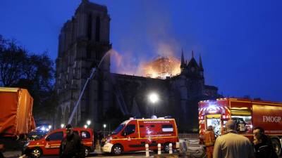 Notre-Dame: Bombeiros falam em “incêndio difícil” e em “importante dispositivo” destacado