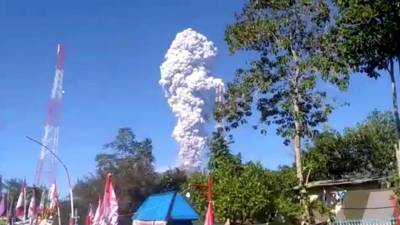Nova erupção do vulcão indonésio do Monte Merapi