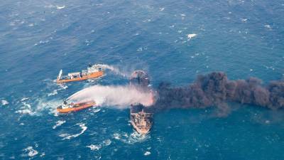Nova explosão dificulta combate ao incêndio em petroleiro ao largo da China
