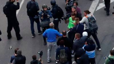 Nove feridos e 25 delitos em protestos contra e pró-estrangeiros na Alemanha