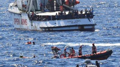 Nove pessoas do “Open Arms” lançaram-se ao mar para nadar até Itália