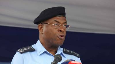 Novo comandante assume aumento salarial como prioridade na polícia angolana
