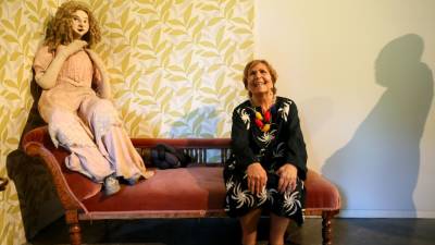 Obra “Cortesão” de Paula Rego vendida por 71 mil euros num leilão em Lisboa