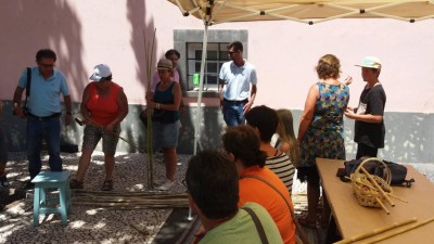 Oficina de Confecção de Cestos junta adultos e crianças