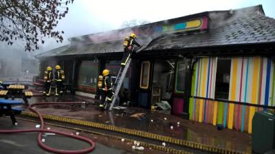 Oito pessoas assistidas e um animal morto em incêndio no Zoo de Londres