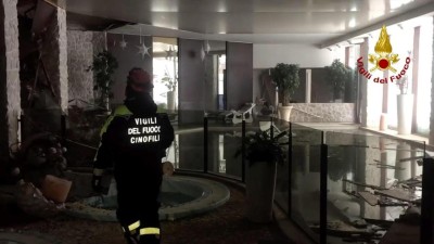 Oito pessoas encontradas vivas entre os escombros de hotel