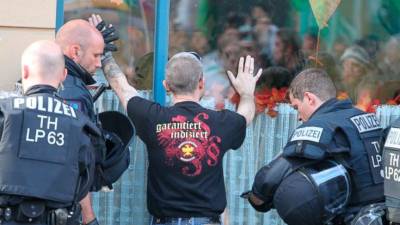 Oito polícias feridos em desacatos em evento de extrema-direita na Alemanha