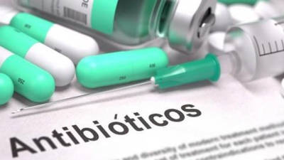 OMS alerta que mau uso de antibióticos potencia aparecimento de “superbactérias”