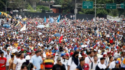 Oposição venezuelana desafia repressão e tenta avançar até ao parlamento