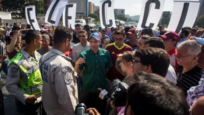 Oposição venezuelana manifestou-se de surpresa em Caracas para exigir eleições
