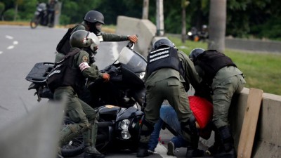 Opositores vão continuar a protestar a pesar do aumento da repressão policial na Venezuela