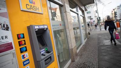 Pagar ou levantar dinheiro em euros vai custar o mesmo em toda a União Europeia