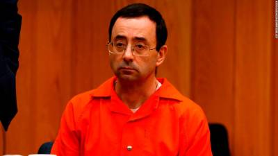 Pai de duas vítimas tenta agredir Larry Nassar durante o julgamento