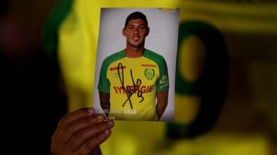 Pai do futebolista Emiliano Sala sem esperança de que o filho esteja vivo