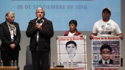 Pais dos 43 estudantes desaparecidos no México pedem ao presidente eleito para agir