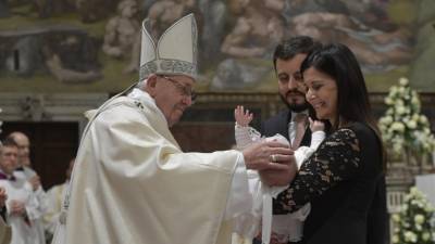 Papa baptizou 27 crianças e aconselhou os pais a não discutirem em frente aos filhos