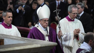 Papa Francisco aberto ao estudo de ordenação de homens casados