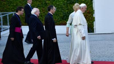 Papa Francisco inicia visita à Irlanda marcada por abusos do clero