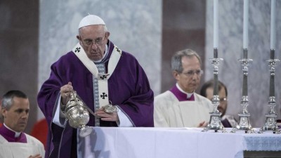 Papa pede a fiéis que andem sempre com a Bíblia, como fazem com o telemóvel