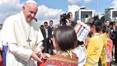 Papa pede a líderes religiosos em Rangum que “não se deixem colonizar”