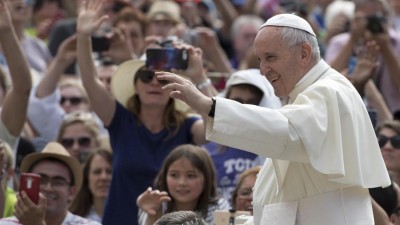 Papa pede defesa do direito de participação das mulheres em toda a sociedade