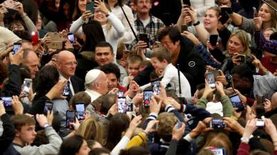 Papa pede medidas concretas para erradicar crimes sexuais por parte do clero