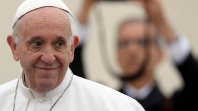 Papa pede que se deixem as aparências e a “cultura da maquilhagem”