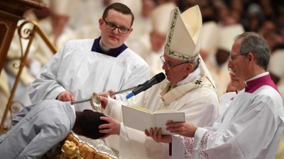 Papa preside à cerimónia da Vigília Pascal sob fortes medidas de segurança