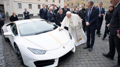 Papa recebe um Lamborghini para ajudar comunidades cristãs do Iraque