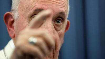 Papa recomenda psiquiatria quando homossexualidade se “manifesta na infância”