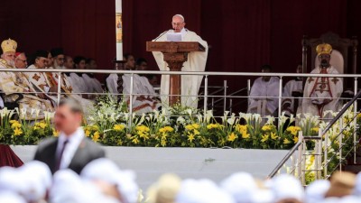 Papa repudia extremismo em missa com minoria católica egípcia