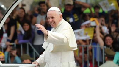 Papa rompe protocolo para saudar centenas de fiéis em Santiago do Chile