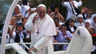 Papa saúda fiéis em Lima antes de partir para um encontro com povos indígenas